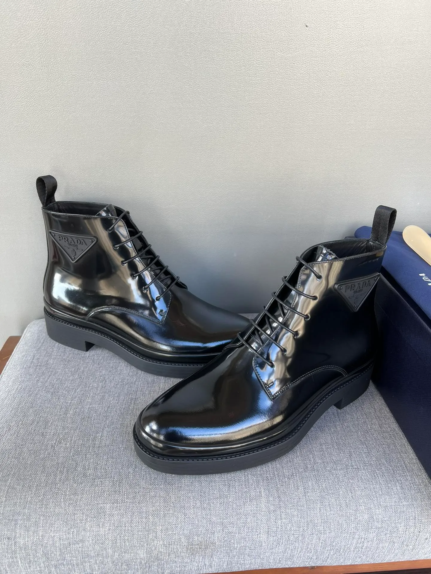 Batch of 1000💰Exclusive hot-selling new Prada Chelsea thick-soled men's shoes, naked boots, imported calf leather on the surface, cow leather on the lining, the outsole is made of private model TPU material, the frosted effect is consistent with the original version, 39-44 in stock (38, 45 custom-made, non-refundable)